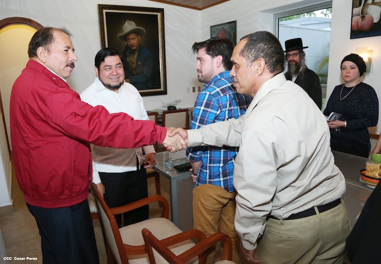 Presidente Daniel se re&uacute;ne con rabino Yechiel Zayde